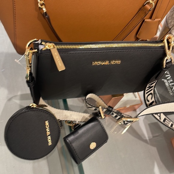 MICHAEL KORS
Jet Set Saffiano Leather Crossbody Bag with Case for Airpods Pro® - Picture 14 of 16